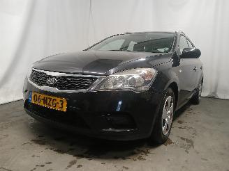 skadebil auto Kia Cee d Cee'd Sporty Wagon (EDF) Combi 1.4 16V (G4FA) [66kW]  (07-2009/12-2012=
) 2011/1