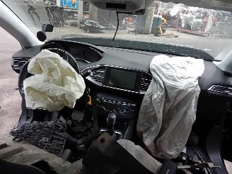 Peugeot 308 308 (L3/L8/LB/LH/LP) Hatchback 5-drs 1.2 12V e-THP PureTech 130 (EB2DT=
S(HNY)) [96kW]  (11-2013/06-2021) picture 4