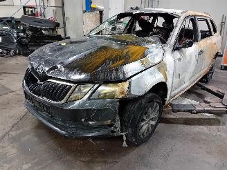 Salvage car Skoda Octavia Octavia Combi (5EAC) Combi 5-drs 1.0 TSI 12V (DKRF) [85kW]  (05-2016/0=
7-2020) 2019/4
