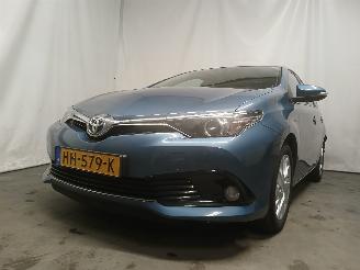 Voiture accidenté Toyota Auris Auris (E18) Hatchback 5-drs 1.8 16V Hybrid (2ZRFXE) [100kW]  (10-2012/=
03-2019) 2015/11