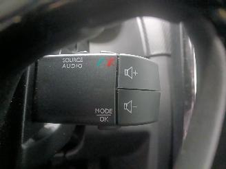 Renault Clio Clio IV (5R) Hatchback 5-drs 0.9 Energy TCE 90 12V (H4B-400(H4B-A4)) [=
66kW]  (11-2012/08-2021) picture 14