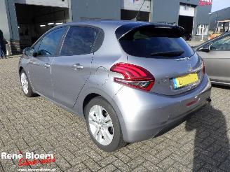Peugeot 208 1.2 PureTech Signature Navi 5drs picture 2