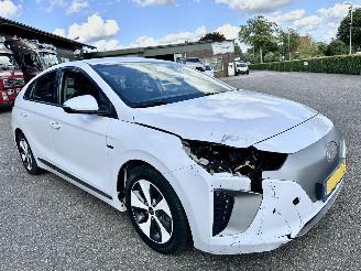 Hyundai Ioniq Comfort EV 120pk aut + f1 flippers - nap - 2x laadkabels - navi - camera - front + line assist - keyless entry + start picture 3
