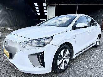 Hyundai Ioniq Comfort EV 120pk aut + f1 flippers - nap - 2x laadkabels - navi - camera - front + line assist - keyless entry + start picture 2