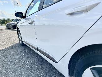 Hyundai Ioniq Comfort EV 120pk aut + f1 flippers - nap - 2x laadkabels - navi - camera - front + line assist - keyless entry + start picture 75
