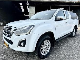 Isuzu D-Max 1.9D 4WD aut 163pk Extended Cab X-Country pick Up - nap - navi - camera - pdc - led - lmv - nieuw model - rijdbaar - 4x4 aandrijving picture 2