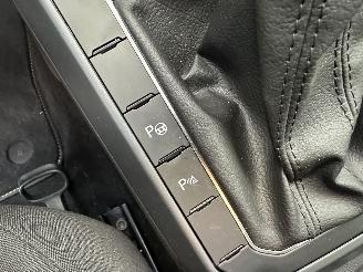 Volkswagen Taigo 1.0 TSI 116pk aut + F1 R-line - pano - virtual - front + line + side assist - navi - camera - sfeerverl - 3x r-line picture 35