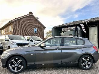 Coche accidentado BMW 1-serie 118i 136pk 6-bak Cent Sportline 5drs - schuifdak - nap - leer - navi - stoelverw - licht + regensensor 2017/2
