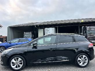 krockskadad bil auto Renault Clio Estate 0.9 TCe Turbo 90pk Limited - nap - navi - pdc - lmv - led - touchscreen - aux - usb - 4x nw banden 2017/1