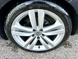 Volkswagen Passat 2.0 TDI 140pk aut Highl Exe Ed - pano - stoelverw v+a - dvd in hoofdst - xenon - standkachel picture 91