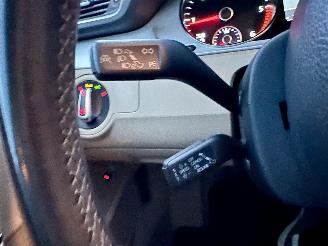 Volkswagen Passat 2.0 TDI 140pk aut Highl Exe Ed - pano - stoelverw v+a - dvd in hoofdst - xenon - standkachel picture 33