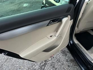 Volkswagen Passat 2.0 TDI 140pk aut Highl Exe Ed - pano - stoelverw v+a - dvd in hoofdst - xenon - standkachel picture 63