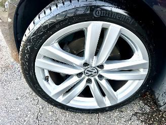 Volkswagen Passat 2.0 TDI 140pk aut Highl Exe Ed - pano - stoelverw v+a - dvd in hoofdst - xenon - standkachel picture 89