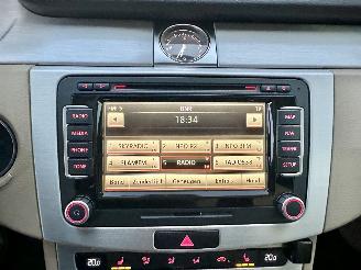 Volkswagen Passat 2.0 TDI 140pk aut Highl Exe Ed - pano - stoelverw v+a - dvd in hoofdst - xenon - standkachel picture 53