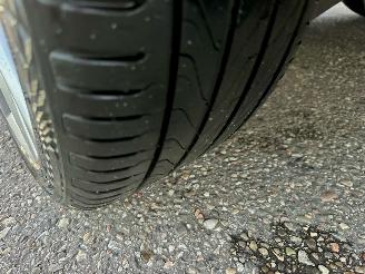 Volkswagen Passat 2.0 TDI 140pk aut Highl Exe Ed - pano - stoelverw v+a - dvd in hoofdst - xenon - standkachel picture 90