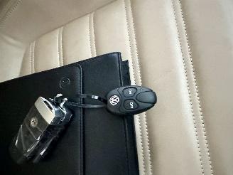 Volkswagen Passat 2.0 TDI 140pk aut Highl Exe Ed - pano - stoelverw v+a - dvd in hoofdst - xenon - standkachel picture 23