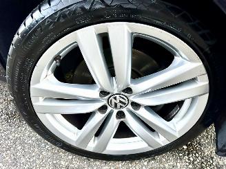 Volkswagen Passat 2.0 TDI 140pk aut Highl Exe Ed - pano - stoelverw v+a - dvd in hoofdst - xenon - standkachel picture 95