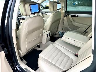 Volkswagen Passat 2.0 TDI 140pk aut Highl Exe Ed - pano - stoelverw v+a - dvd in hoofdst - xenon - standkachel picture 15
