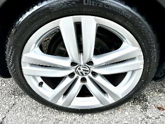 Volkswagen Passat 2.0 TDI 140pk aut Highl Exe Ed - pano - stoelverw v+a - dvd in hoofdst - xenon - standkachel picture 93