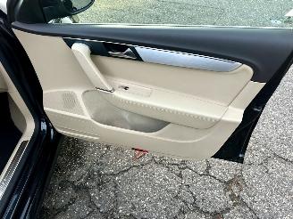 Volkswagen Passat 2.0 TDI 140pk aut Highl Exe Ed - pano - stoelverw v+a - dvd in hoofdst - xenon - standkachel picture 48