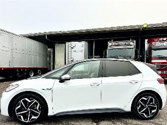 Schadeauto Volkswagen ID.3 58kWh 204pk aut First Plus - nap - navi - cam - keyless - 19 inch - stuurverw - front + line assist - sfeerverl 2020/12