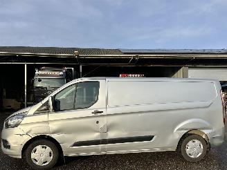 skadebil bedrijf Ford Transit Custom 300 2.0 TDCI 105pk 6-bak L2/H1 euro.6 Trend 3pers - nap - navi - cam - pdc v+a - trekh - airco - cruise 2022/2