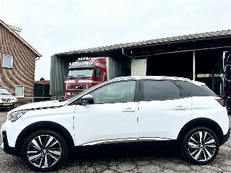 Voiture accidenté Peugeot 3008 1.2 Turbo 131pk 6-bak Premium 2019/3