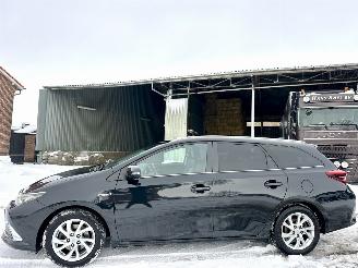 Schadeauto Toyota Auris Touring Sports 1.8 Hybrid 123pk aut Exe - pano - nap - navi - camera - keyless - front + line + park assist 2017/6