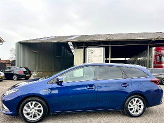 Schadeauto Toyota Auris Touring Sports 1.8 Hybrid 123pk aut pano - nap - navi - camera - keyless - front + park + line assist - pdc v+a 2015/12