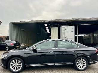 Schadeauto Volkswagen Passat 1.4 TSI 150pk 7-traps aut + f1 Highline sedan - navi - camera - front + line assist - stuurverw - stoelverw 2017/1