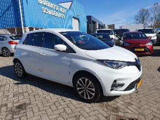 Renault Zoé INTENSE  51 KW met CCS lader  8000 km technisch probleem HUURBATTERY picture 12