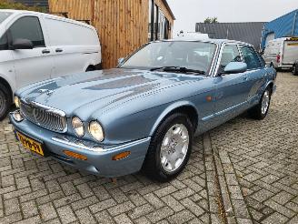 krockskadad bil auto Jaguar Xj-8 4.0  SOVEREIGN   N.A.P  rijdbaar  top jongtimer 2004/7