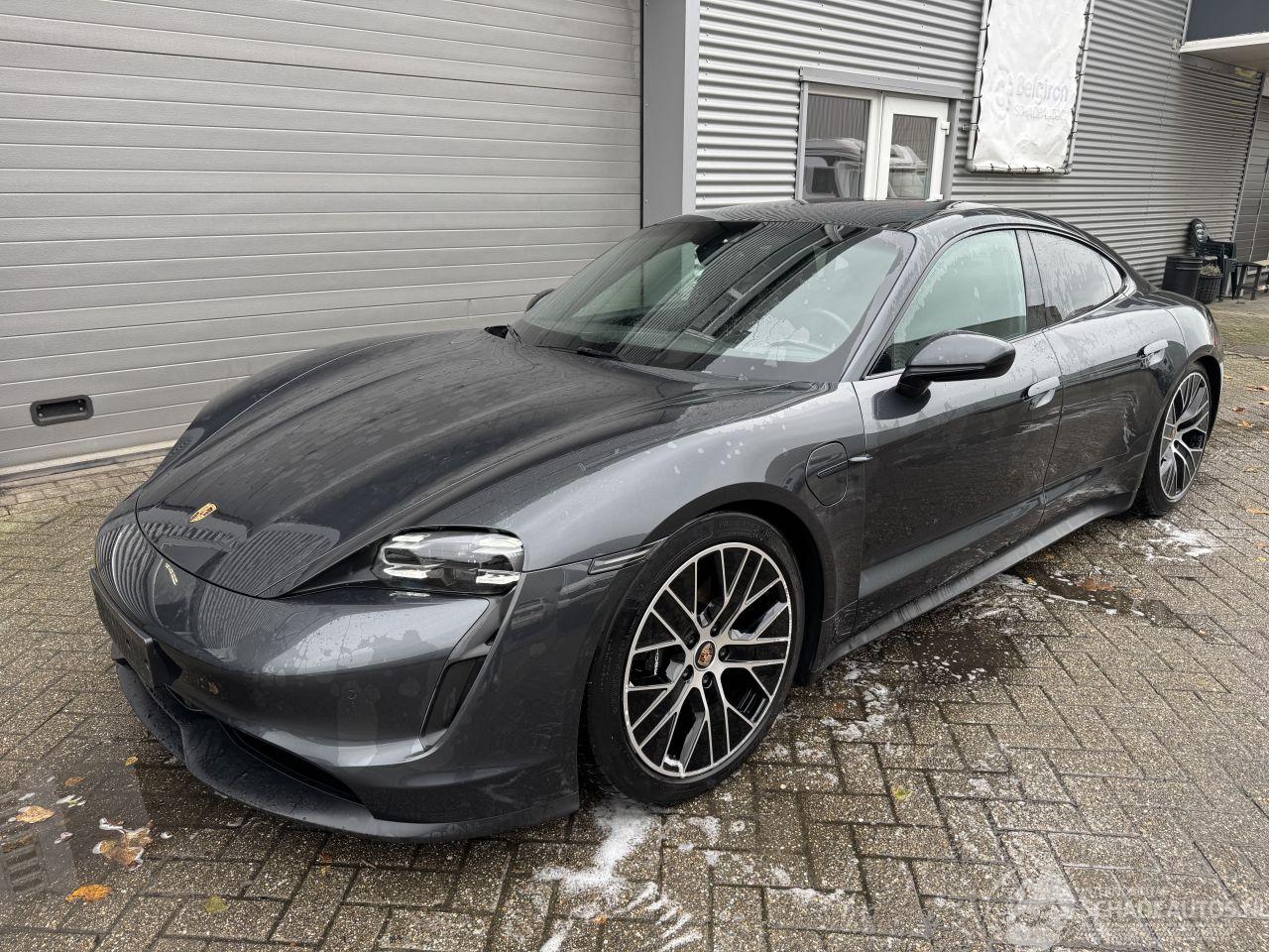 Porsche Taycan 4S Performance voll auto start en rijd