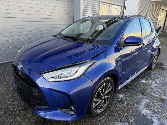 damaged passenger cars Toyota Yaris Yaris 1.5-l-VVT-i Hybrid CVT Luxury fahrbereit 2021/8