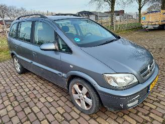 damaged passenger cars Opel Zafira 7 persoons + Automaat 2004/3