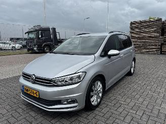 Damaged car Volkswagen Touran 1.4 TSI 110kw 7-Persoons 2015/12