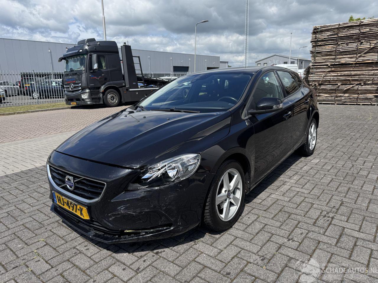 Volvo V-40 2.0 D2 R-Design