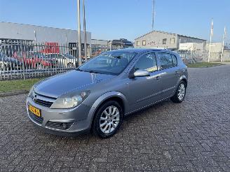 Vaurioauto  passenger cars Opel Astra 1.4 Elegance AIRCO 2004/4