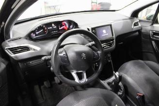 Peugeot 208  picture 9