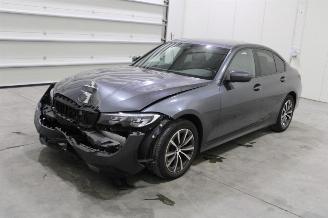 krockskadad bil auto BMW 3-serie 318 2020/12