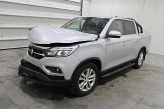 damaged passenger cars Ssang yong Musso  2019/8