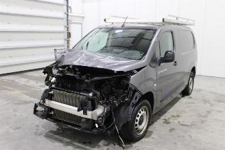 Damaged car Peugeot Partner  2022/4