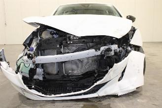 Peugeot 208  picture 6