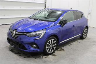 damaged passenger cars Renault Clio  2023/4