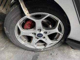 Ford Focus III Wagon Combi 2010 / 2018 1.6 TDCi 115 Combi/o  Diesel 1.560cc 85kW (116pk) FWD picture 14