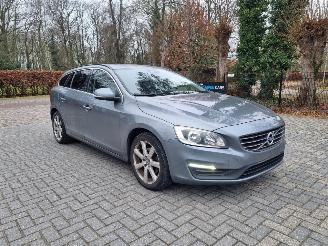 uszkodzony samochody osobowe Volvo V-60 2.0d D2 Aut. Navi 2015/12