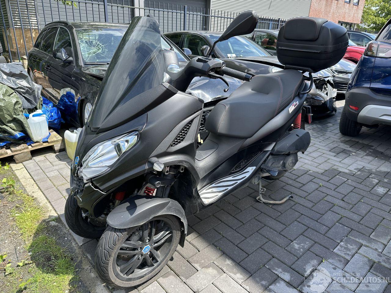 Piaggio MP3 300 HPE VOORKAPSCHADE