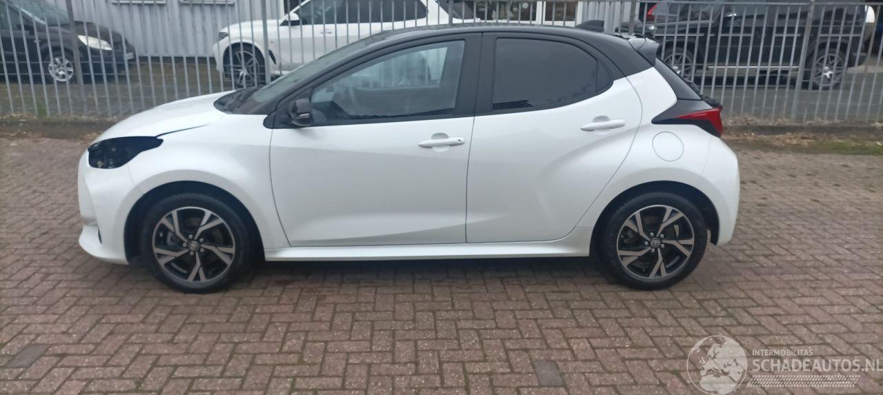 Toyota Yaris Hybrid Black& White Team Full-Led Climatecontrol CruiseControl Stoelverwarming Dab Apple CarPlay Achteruitrijcamera automatische dimmende binnenspiegel Stuurwiel met verwarming  Privacyglas Keyless entry