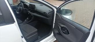 Toyota Yaris Hybrid Black& White Team Full-Led Climatecontrol CruiseControl Stoelverwarming Dab Apple CarPlay Achteruitrijcamera automatische dimmende binnenspiegel Stuurwiel met verwarming  Privacyglas Keyless entry picture 17