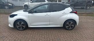 Toyota Yaris Hybrid Black& White Team Full-Led Climatecontrol CruiseControl Stoelverwarming Dab Apple CarPlay Achteruitrijcamera automatische dimmende binnenspiegel Stuurwiel met verwarming Privacyglas Keyless entry 2024/11